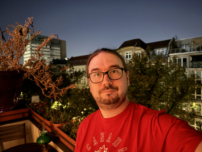 Porträts lassen sich auch bei sehr schlechter Beleuchtung machen - hier gab es nur Licht durch eine kleine Lichterkette. (Bild: Tobias Költzsch/Golem.de)